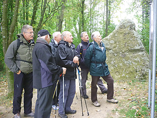 Hinkelstein (6 Wanderer studieren Info-Tafel)